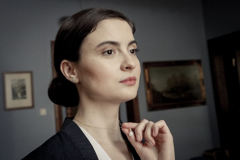 Eva Podzimkova jako Anna Mala v seriálu Sedm schodů k moci 