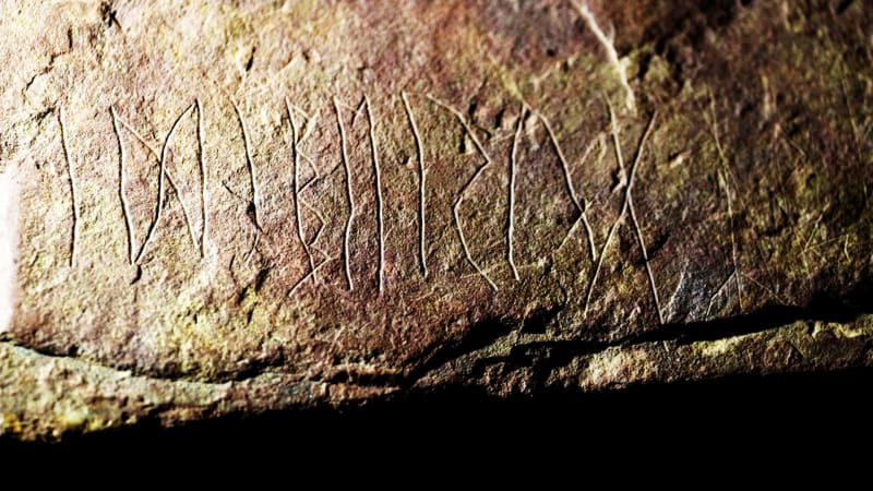 Co říká nejstarší runový kámen?