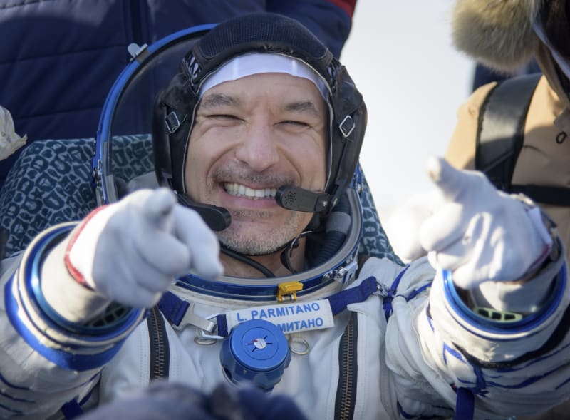 Italský astronaut Luca Parmitano po návratu z vesmíru na Zemi.