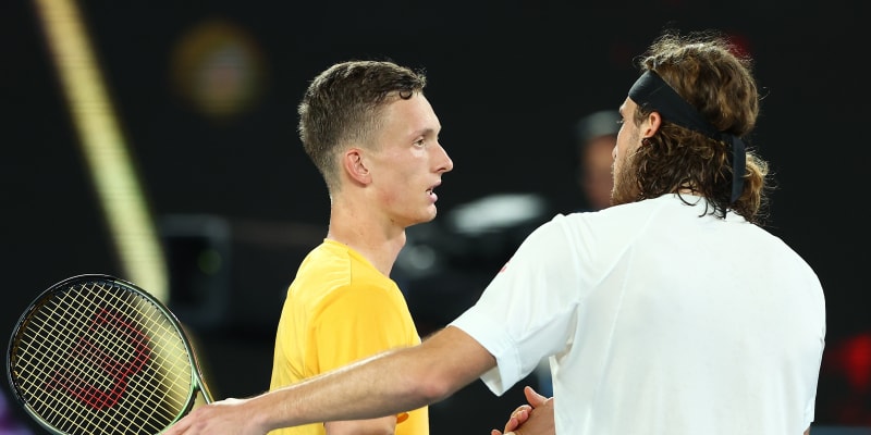 Jiří Lehečka gratuluje Tsitsipasovi k postupu do semifinále Australian Open.