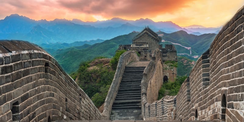 Dnešní podoba zdi byla vybudována za dynastie Ming v době od konce 15. do začátku 17. století. Jejím účelem bylo chránit Čínu před mongolskými nájezdy