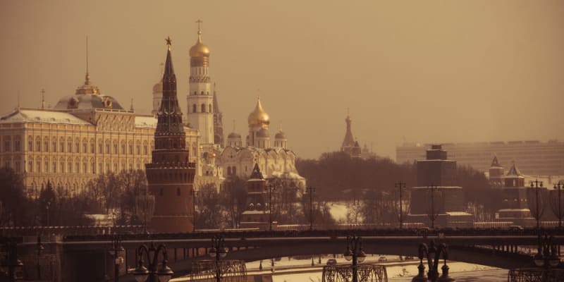 Kreml zahalený v mlze
