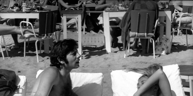Novomanželé Sharon Tate a Roman Polanski si užívají sluníčka a moře Francouzské riviéry během účasti na festivalu v Cannes v roce 1968.
