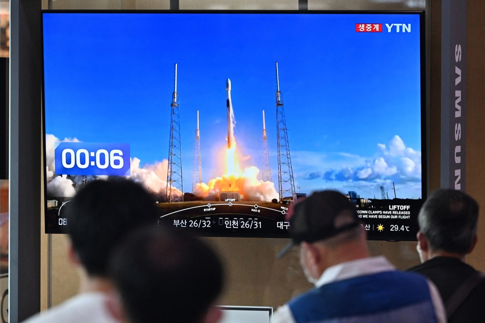 Jihokorejci sledují start rakety Falcon 9 se sondou Danuri
