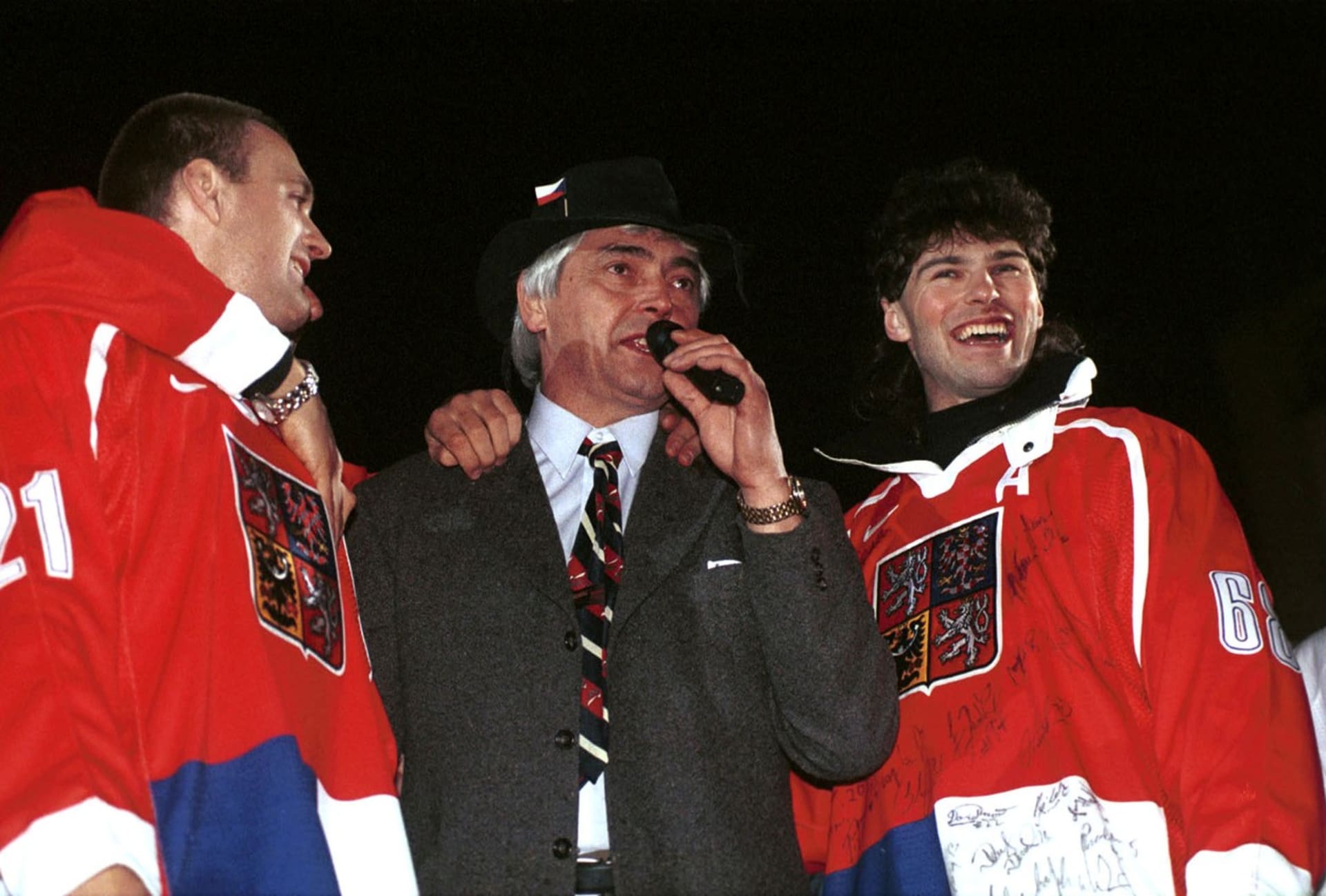 (zleva) Robert Reichel, Ivan Hlinka a Jaromír Jágr při oslavách olympijského zlata z Nagana.