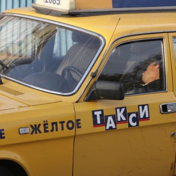 Moskevský taxikář spí v autě.