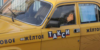 Pít vodku v zaparkovaném autě se smí, rozhodl ruský soud. Řešil absurdní případ Moskvana