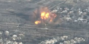 Záběry exploze ruského děla. Buď odejdete, nebo vás zničíme, vzkázal okupantům Kyjev