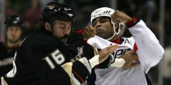 Šílený „Jágr“ stále v akci. Ikonický bitkař z NHL za sebou i v 51 letech nechává kaluže krve