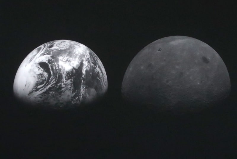 Snímky Měsíce a Země začala sonda Danuri posílat už několik dnů po dosažení oběžné dráhy Měsíce