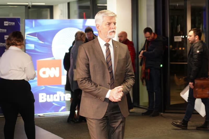 Prezidentský kandidát Petr Pavel přichází do studia CNN Prima NEWS.
