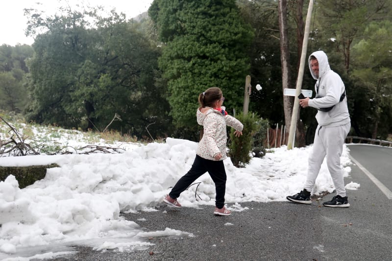 Otec si hraje se svou dcerou na sněhu v Serra de Tramuntana, 23. ledna 2023 na Mallorce.