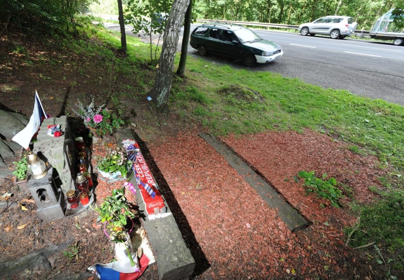 Pomník Ivana Hlinky vznikl také na cestě z Karlových Varů, kde k tragické nehodě v roce 2004 došlo.