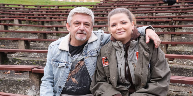 Michal Suchánek s dcerou Berenikou v seriálu ZOO.