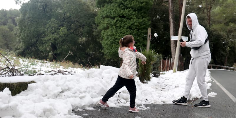 Otec si hraje se svou dcerou na sněhu v Serra de Tramuntana, 23. ledna 2023 na Mallorce.
