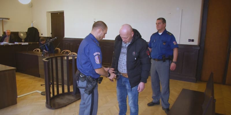 Miroslava K., který opilý ujížděl s dětmi před hlídkou, poslal soud za mříže. 