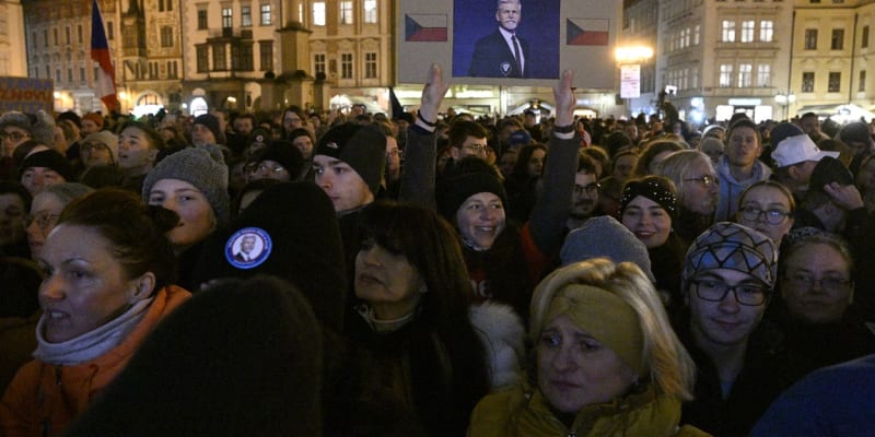 Tisíce lidí dorazily na závěrečnou akci prezidentského kandidáta Petra Pavla na Staroměstském náměstí v Praze.