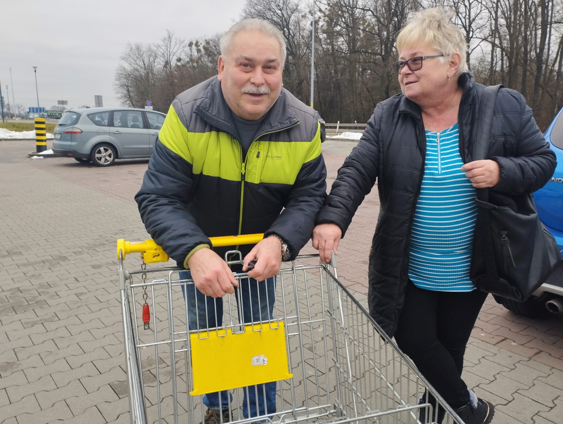 Manželé Okapovi z Bohumína právě nákup z Biedronky v polských Gorzycích uložili do auta. Nakoupili asi za 2 500 korun, ušetřili odhadem nejméně 800 korun.