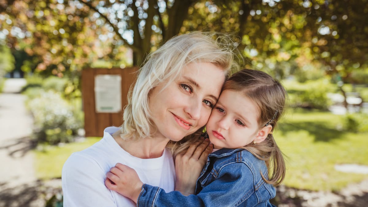 Lucie s dcerou Elenkou, která trpí takzvanou katastrofální epilepsií. 