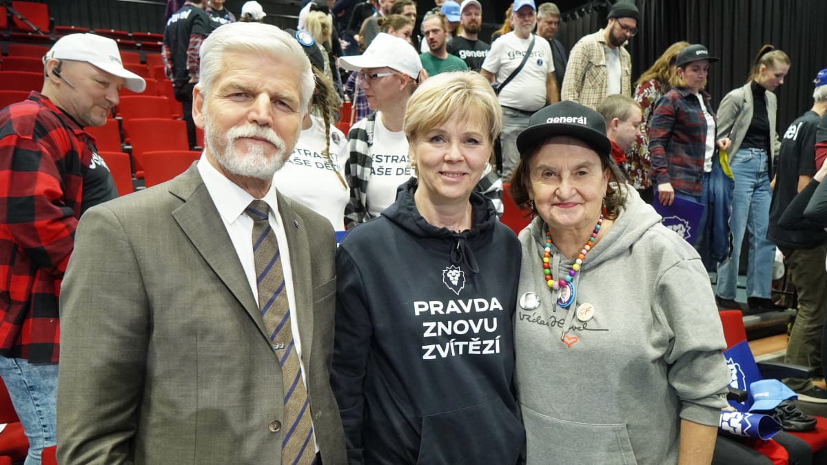 Petr Pavel s manželkou Evou a herečkou Evou Holubouvou krátce před začátkem prezidentské debaty na CNN Prima NEWS