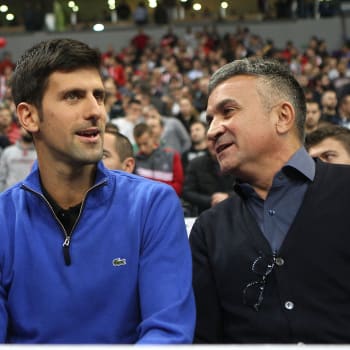Novak Djokovič s otcem Srdjanem. Ten po čtvrtfinálovém vítězství svého syna pokřikoval : „Ať žije Rusko.“