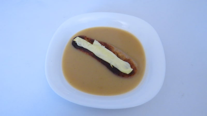 Francouzská cibulačka s bagetkou a sýrem