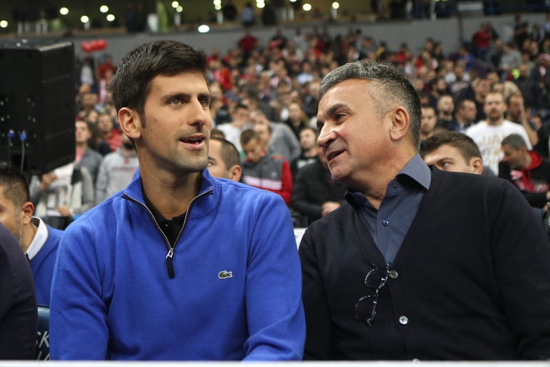 Novak Djokovič s otcem Srdjanem. Ten po čtvrtfinálovém vítězství svého syna pokřikoval „Ať žije Rusko.“