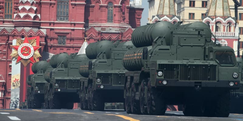 Rusové pravidelně ukazují svoji techniku, například raketomety S-400, při přehlídkách.