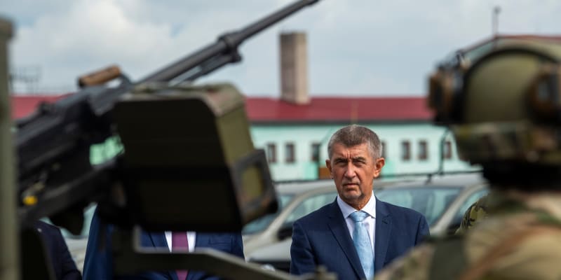 Andrej Babiš si prohlíží vojenskou techniku 30. srpna 2021 na chrudimské základně 43. výsadkového pluku.