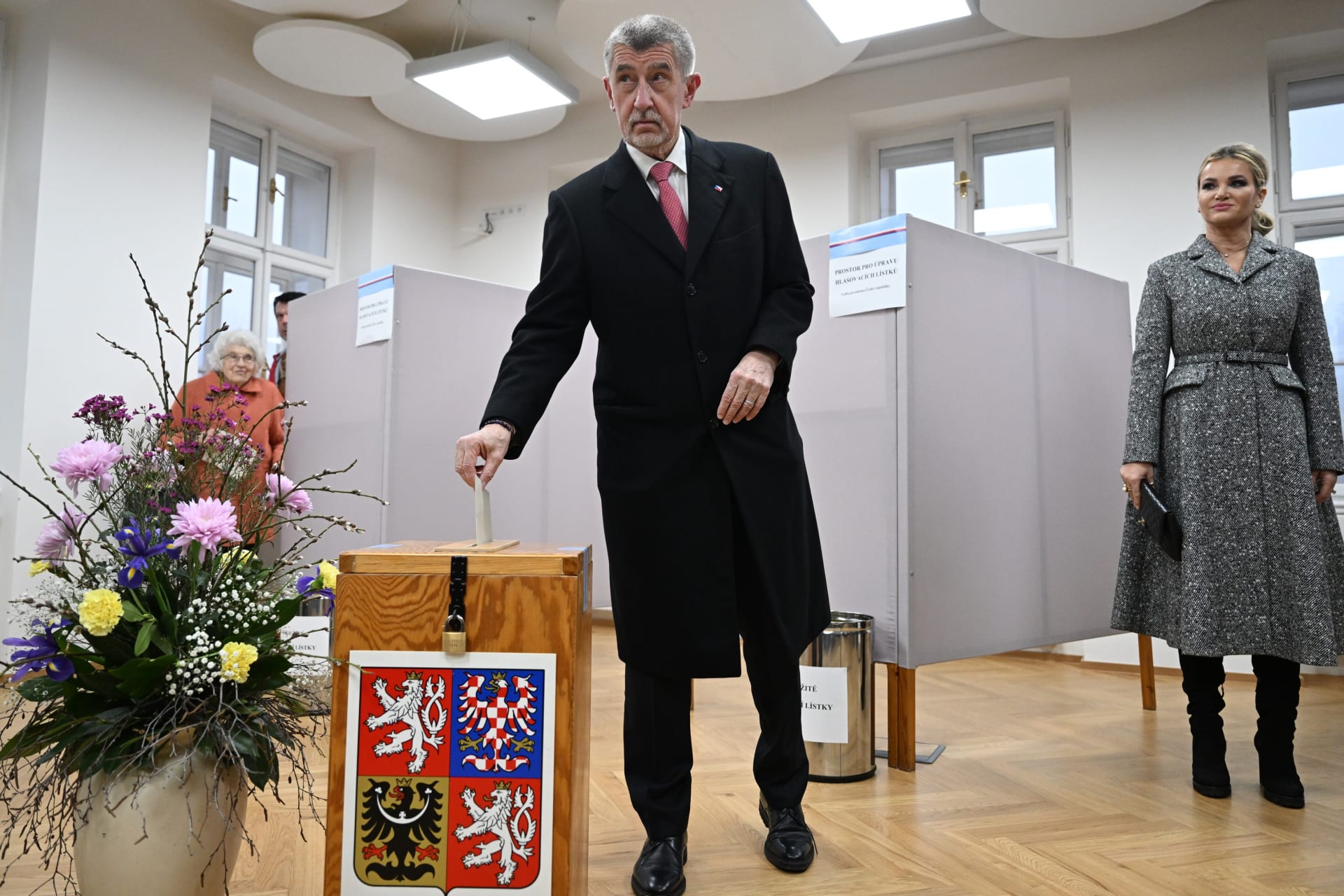 Andrej Babiš odvolil ve volební místnosti v Průhonicích.