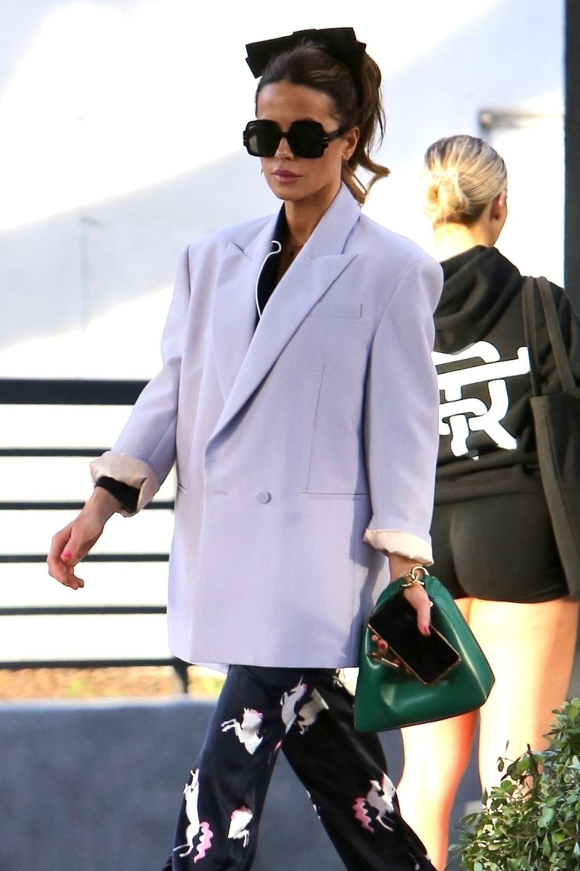 Sluneční brýle se v poslední době staly spíše módním doplňkem. Takhle sluší herečce Kate Beckinsale.