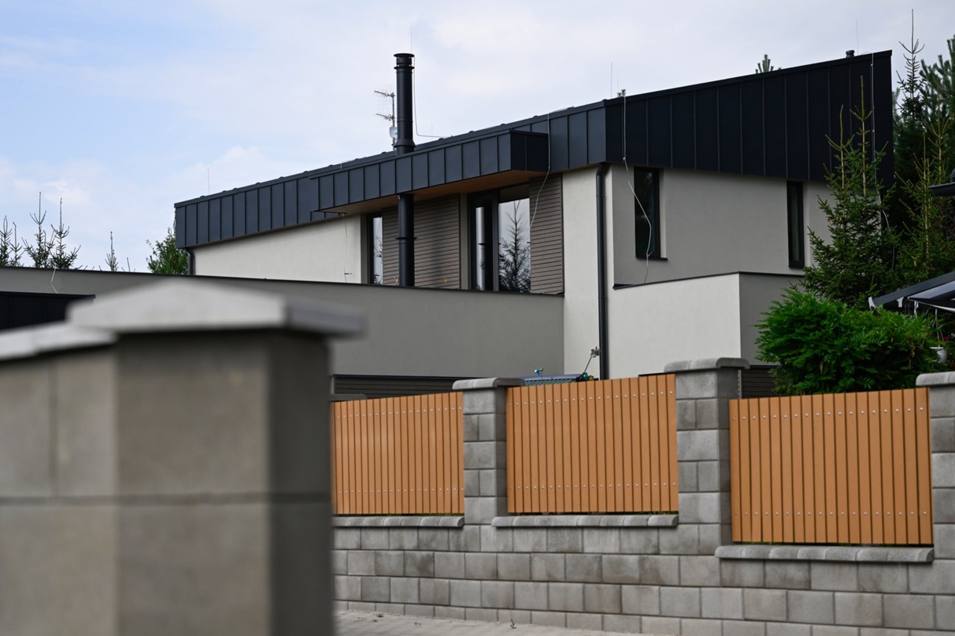 Zemanův dům dokončili dělníci v roce 2022.