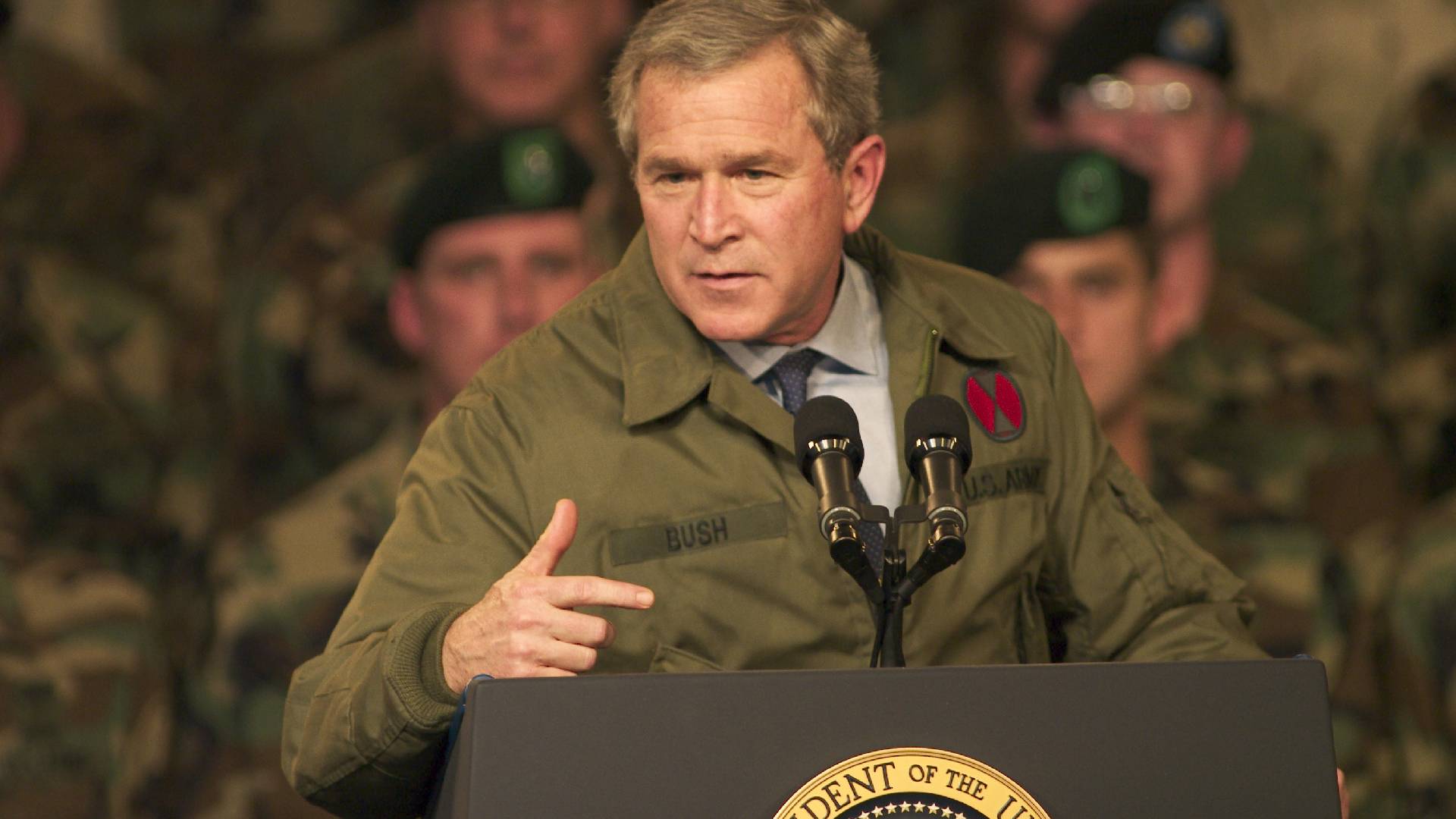 George W. Bush: Irák se neodzbrojí, dokud bude u moci Saddám Husajn