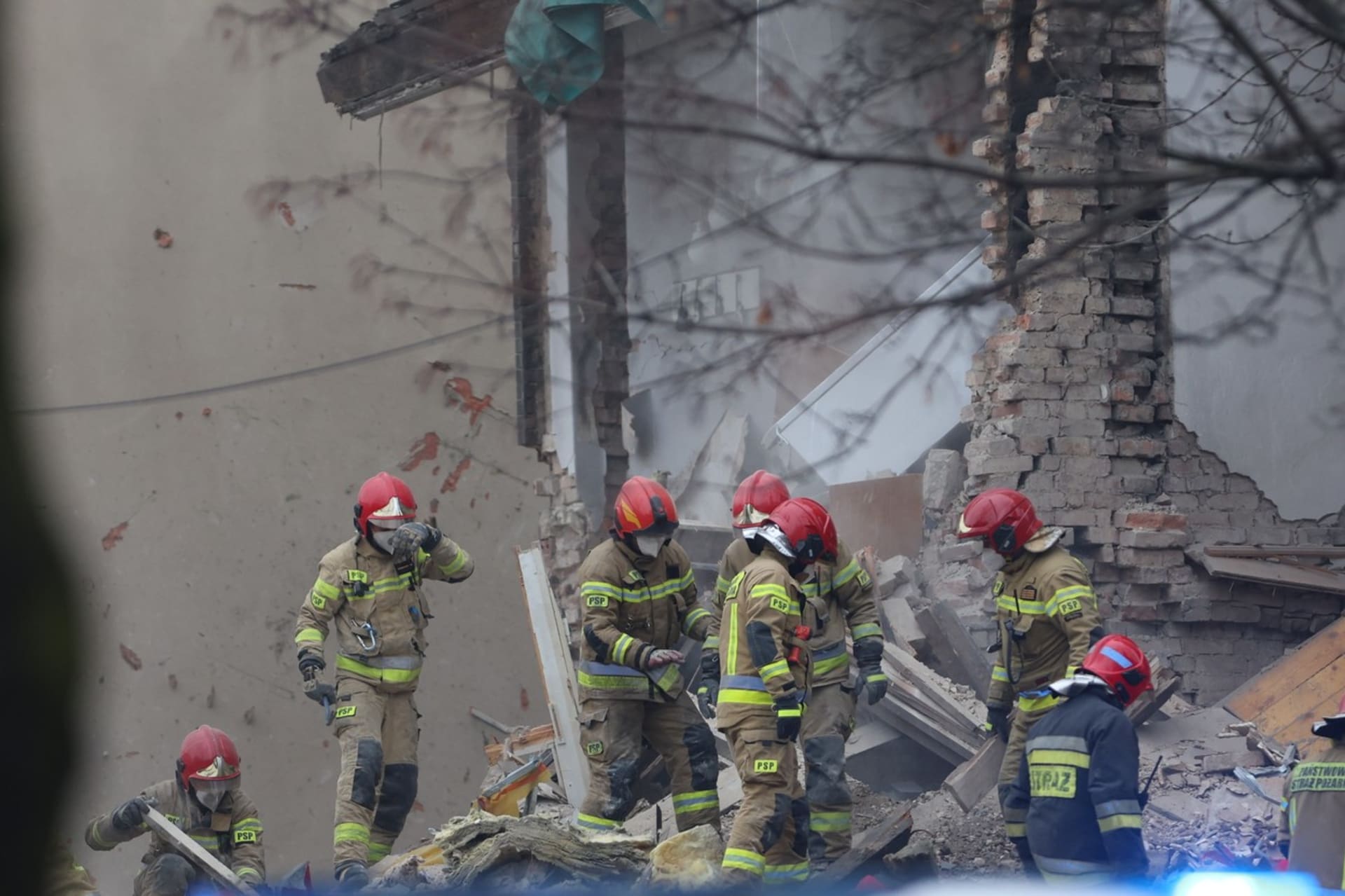 Záchranná operace na místě výbuchu plynu v třípatrovém bytovém domě v polských Katovicích-Szopienicích, 27. ledna 2023. Výbuch měl za následek zřícení budovy. 