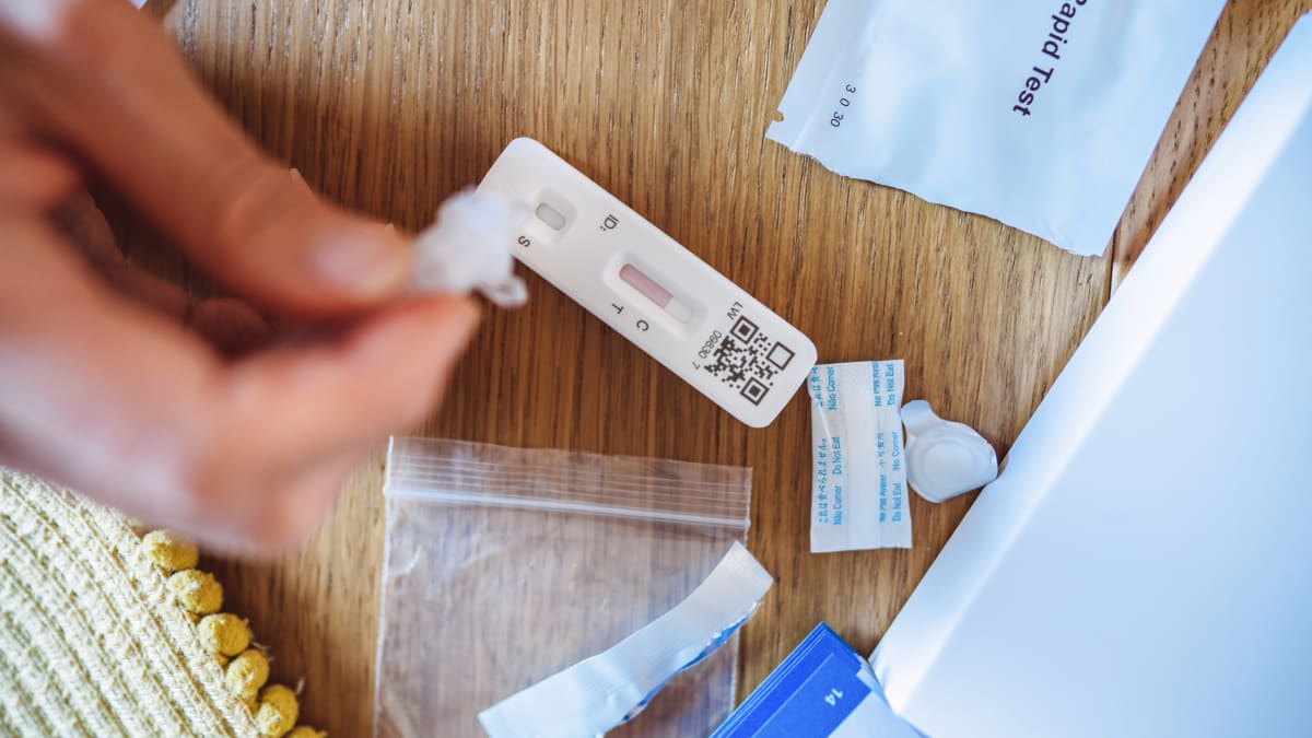 V současné době platí, že po pozitivním PCR testu nebo antigenním testu provedeném zdravotníkem má pacient nařízenou sedmidenní izolaci. (Ilustrační foto)