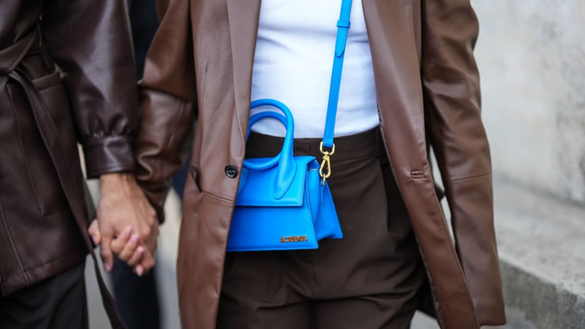 Barevná kabelka na první pohled jednoduchý outfit krásně oživí.