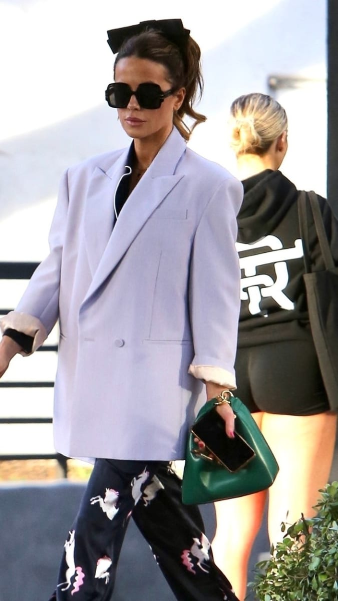 Sluneční brýle se v poslední době staly spíše módním doplňkem. Takhle sluší herečce Kate Beckinsale.