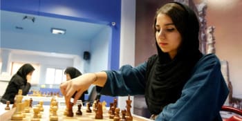Chci být sama sebou. Šachistka utnula přetvářku a odhodila hidžáb, reakce Íránu se nebojí