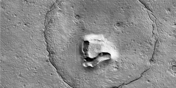 Oči jako krátery a čumák jako hora. NASA na Marsu objevila úchvatný medvědí obličej