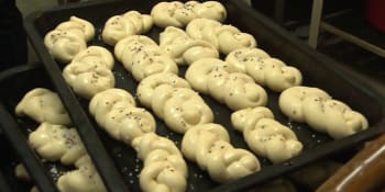 Housky, placky i chleba. Veřejné pečení v jihočeské Lenoře o sobotách láká lidi z postelí 
