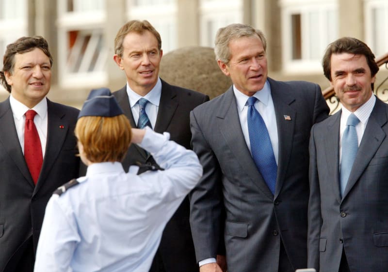 George W. Bush a Tony Blair na schůzce před útokem na Irák