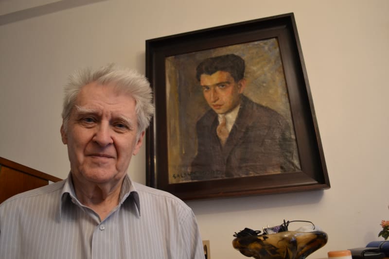 Michal Salomonovič s portrétem otce, který holokaust nepřežil.
