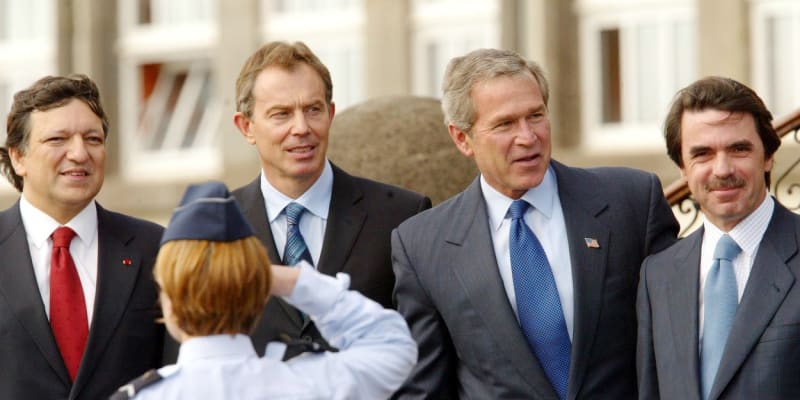 George W. Bush a Tony Blair na schůzce před útokem na Irák