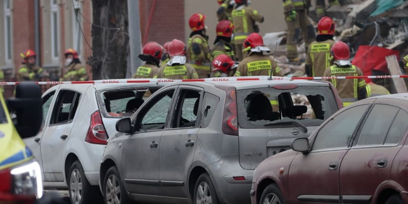 Záchranná operace na místě výbuchu plynu v třípatrovém bytovém domě v polských Katovicích-Szopienicích, 27. ledna 2023. Výbuch měl za následek zřícení budovy. 