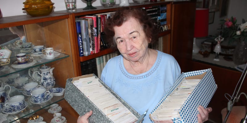 Libuše Salomonovičová, vdova po nejdéle žijícím ostravském vězni z Osvětimi. V ruce má části kartotéky, která dokumentuje ostravskou židovskou komunitu.