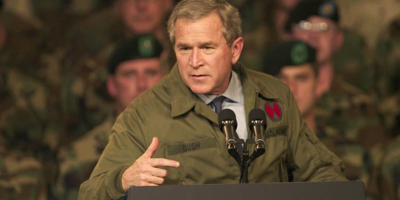 George W. Bush: Irák se neodzbrojí, dokud bude u moci Saddám Husajn