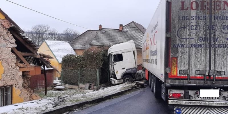 Kamion ve Lnářích narazil do domu.