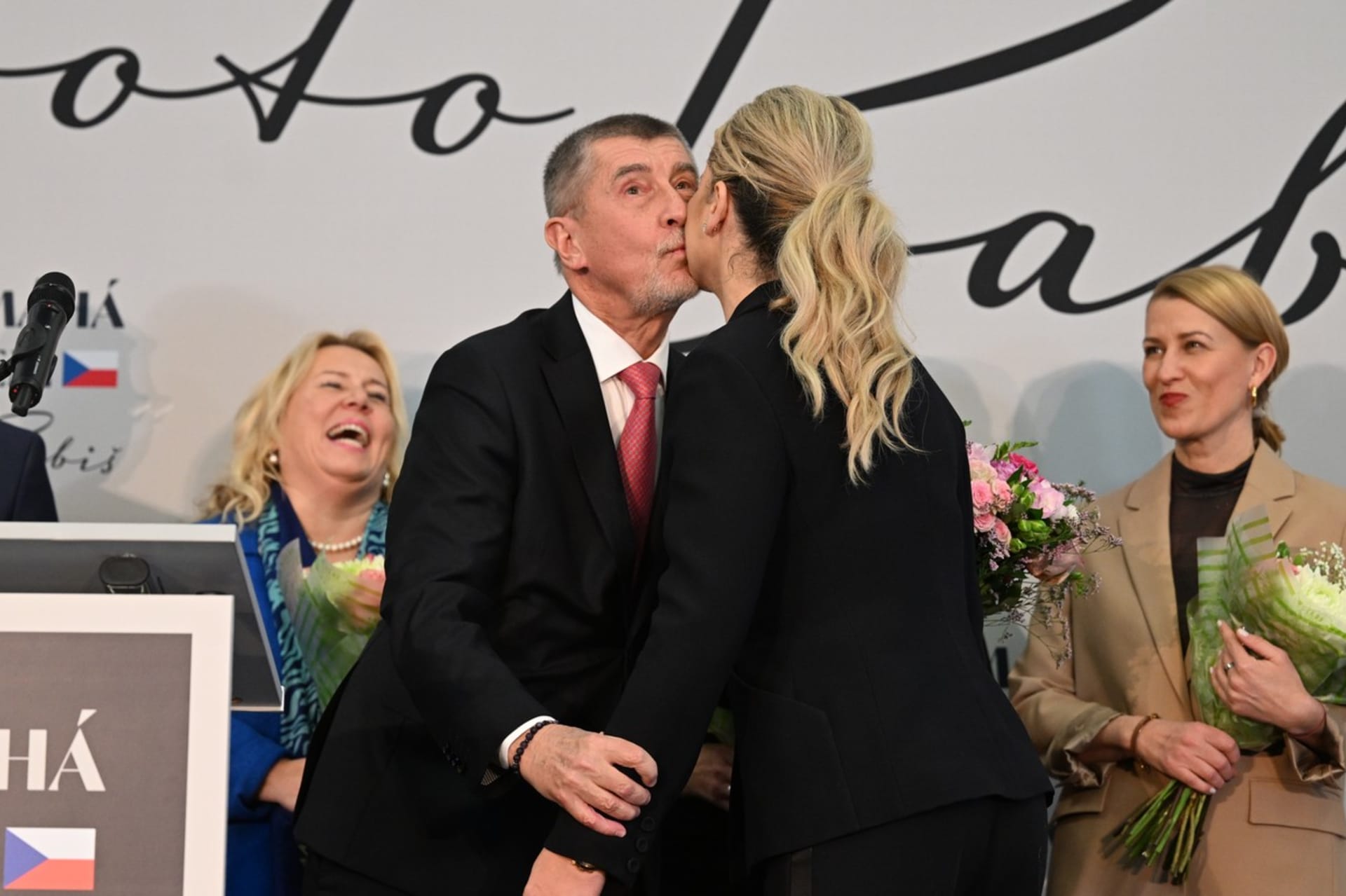 Andrej Babiš na tiskové konferenci se svojí ženou Monikou.