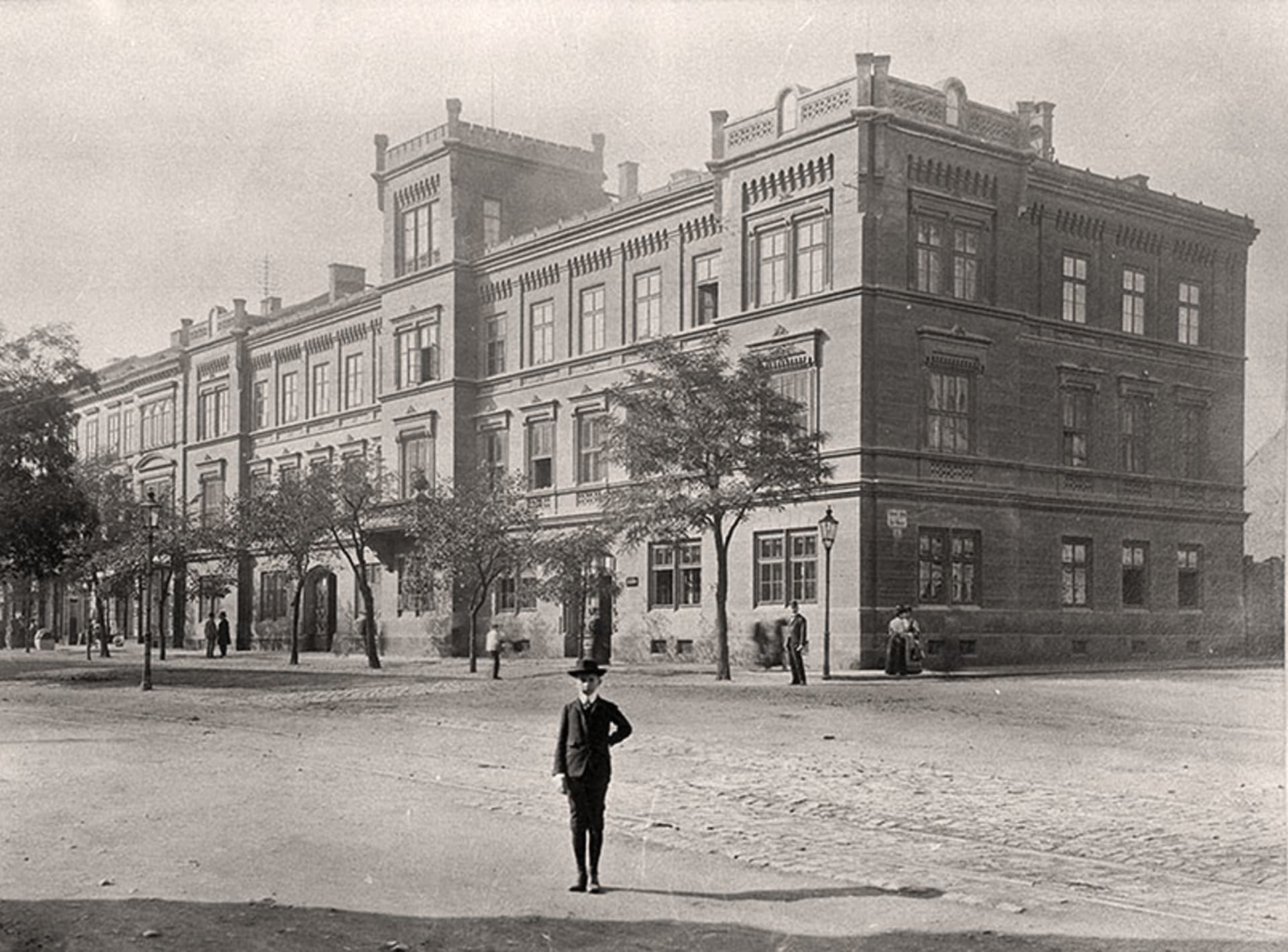 Fotografie z Muzea rodiny Škodů: Karel Škoda před Škodovým palácem