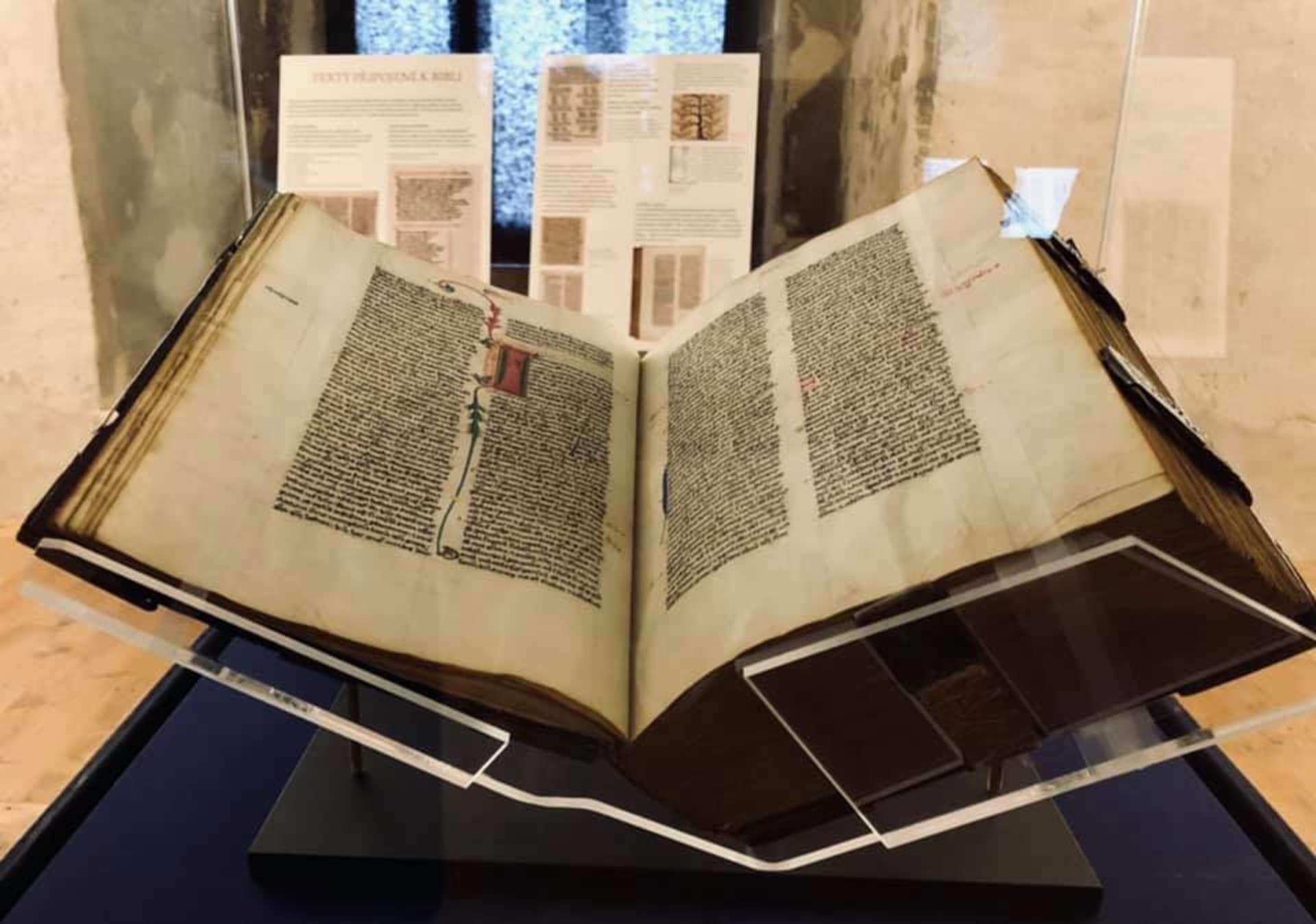 Exponáty v Malém muzeu Bible